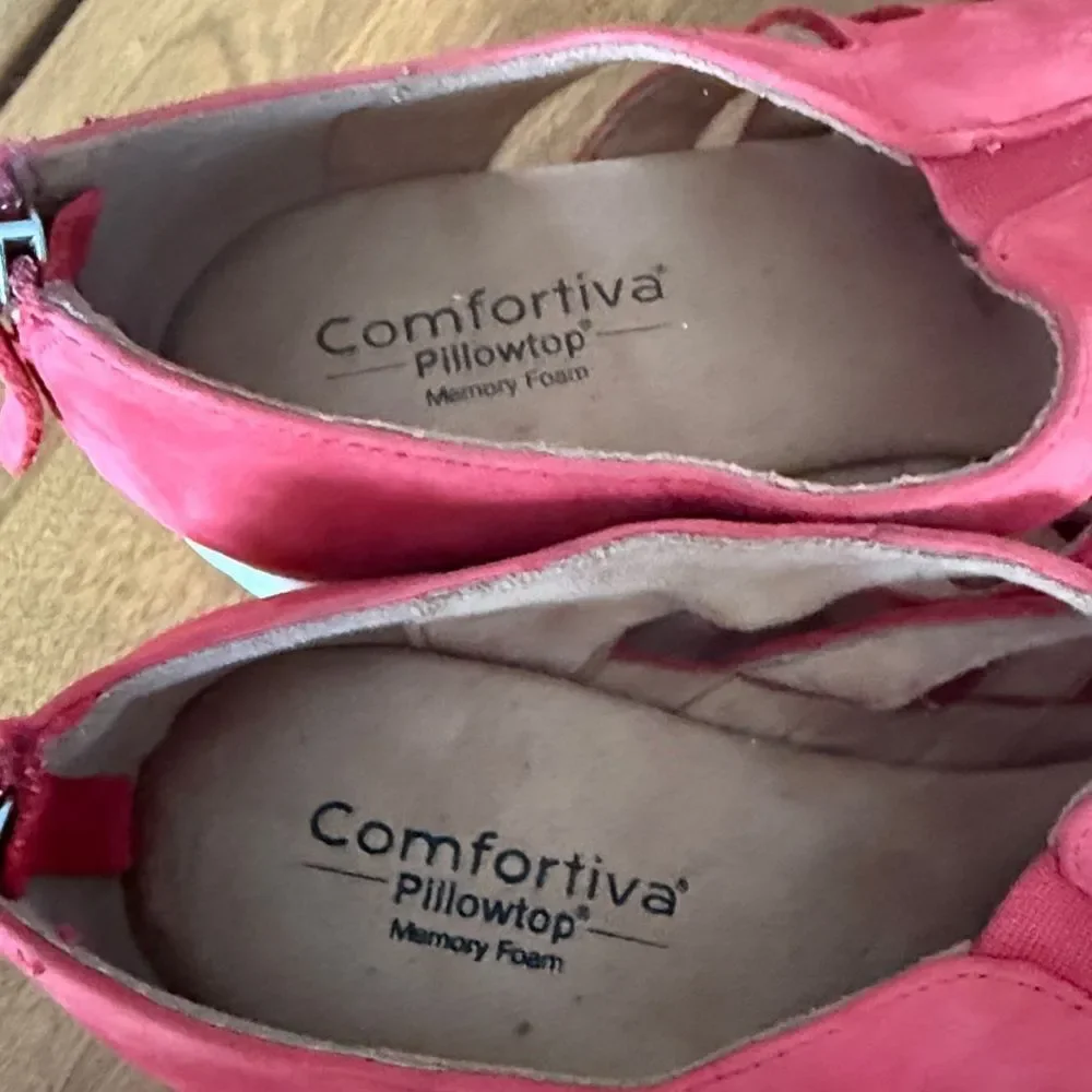 Comfortiva sandals